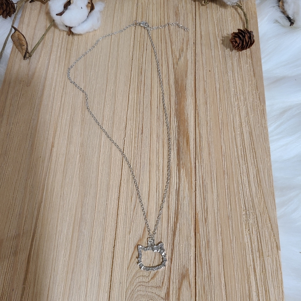 💜💜NEW💜💜PRECIOUS!! HELLO KITTY NECKLACE in SILVER 💜💜 - Picture 3 of 9